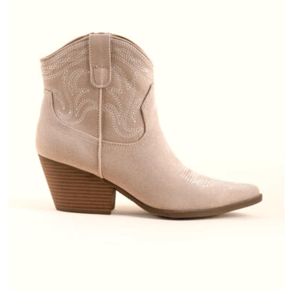 Indigo Rd. Tan Beige Low Cowboy Bootie Cowgirl Boots Size 7 NWB Francesca’s